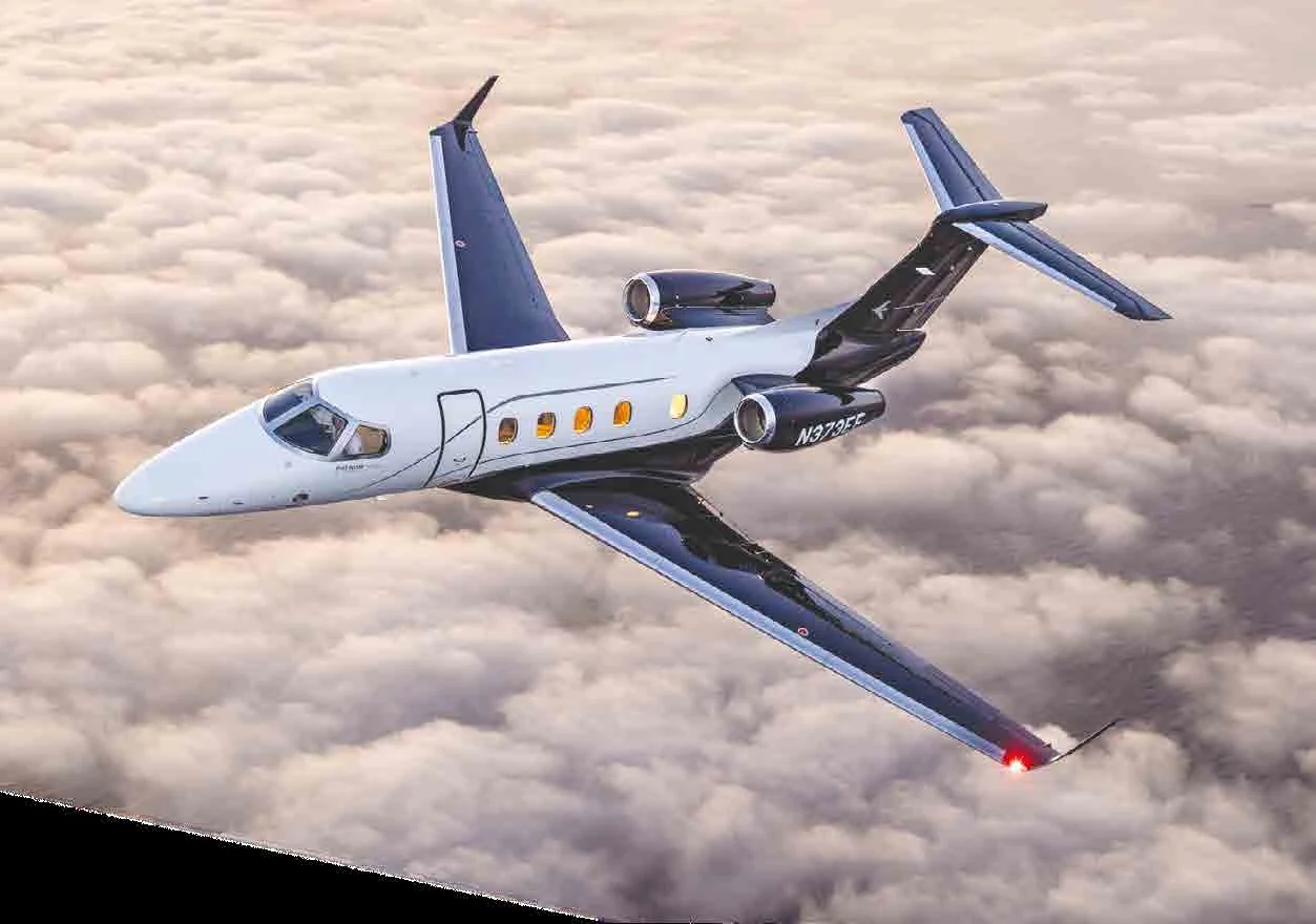Embraer Phenom 300 volando sobre las nubes