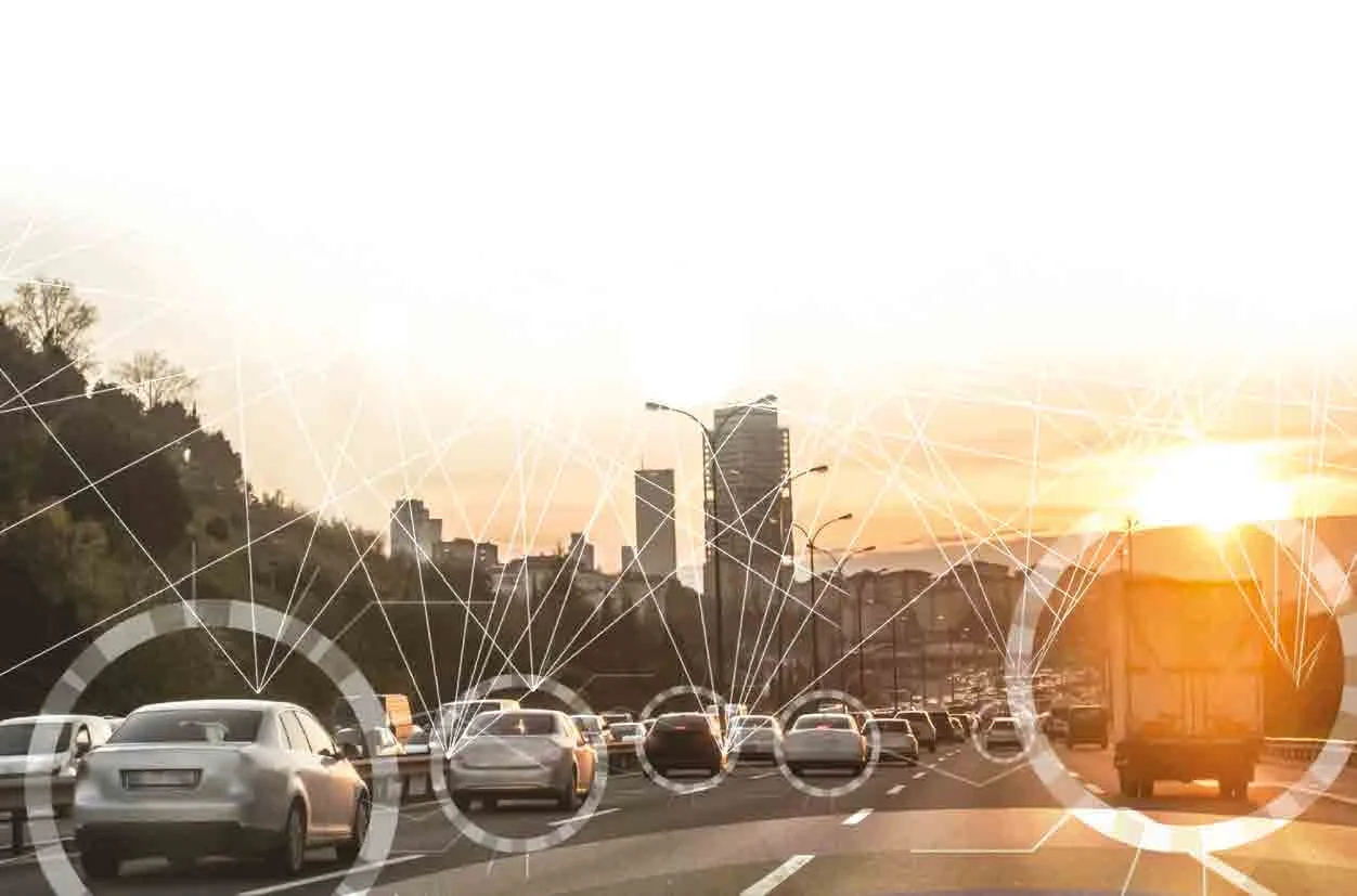 Autopista con conexiones digitales al atardecer
