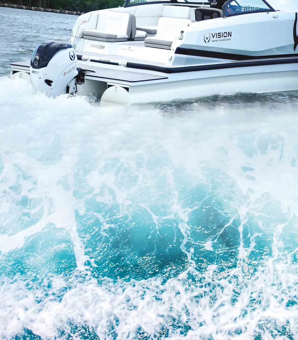 Lancha Vision E-Motion 180E sobre su estela de agua