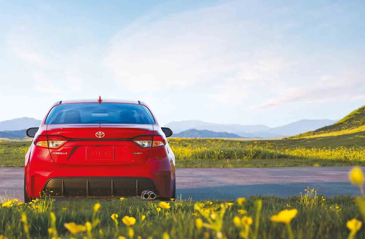 Toyota Corolla roja vista de frente en un paisaje abierto
