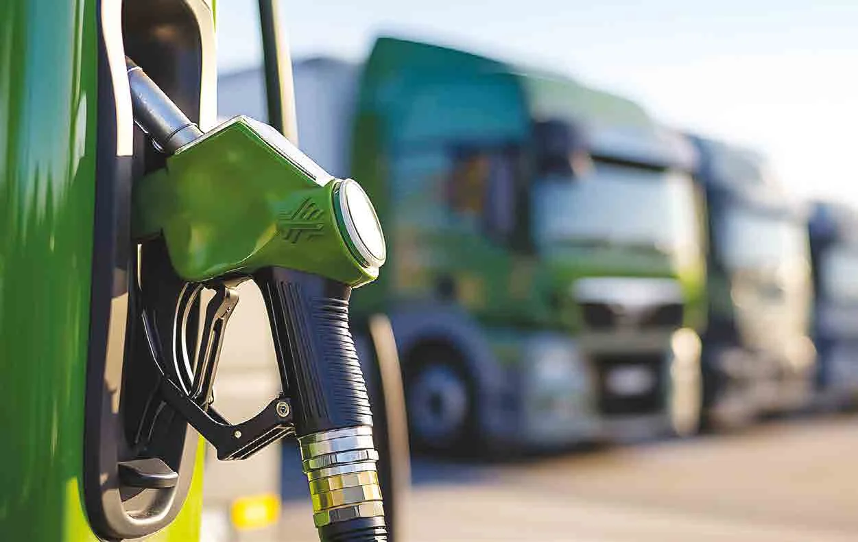 Surtidor de combustible HVO frente a camiones en carretera