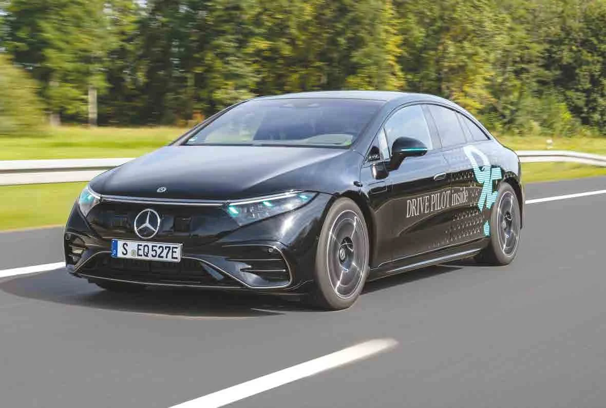 Mercedes-Benz EQS negro con Drive Pilot circulando por carretera