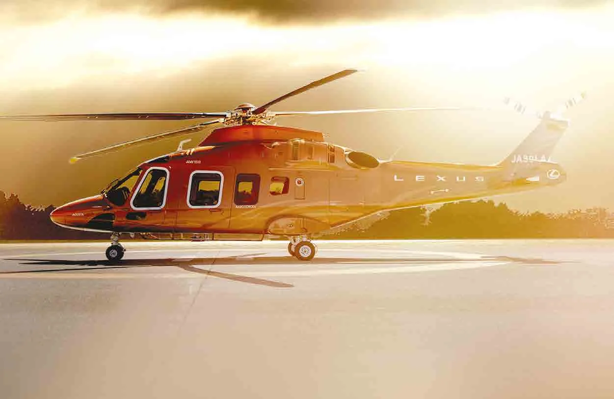 Helicóptero Lexus sobre una pista al atardecer