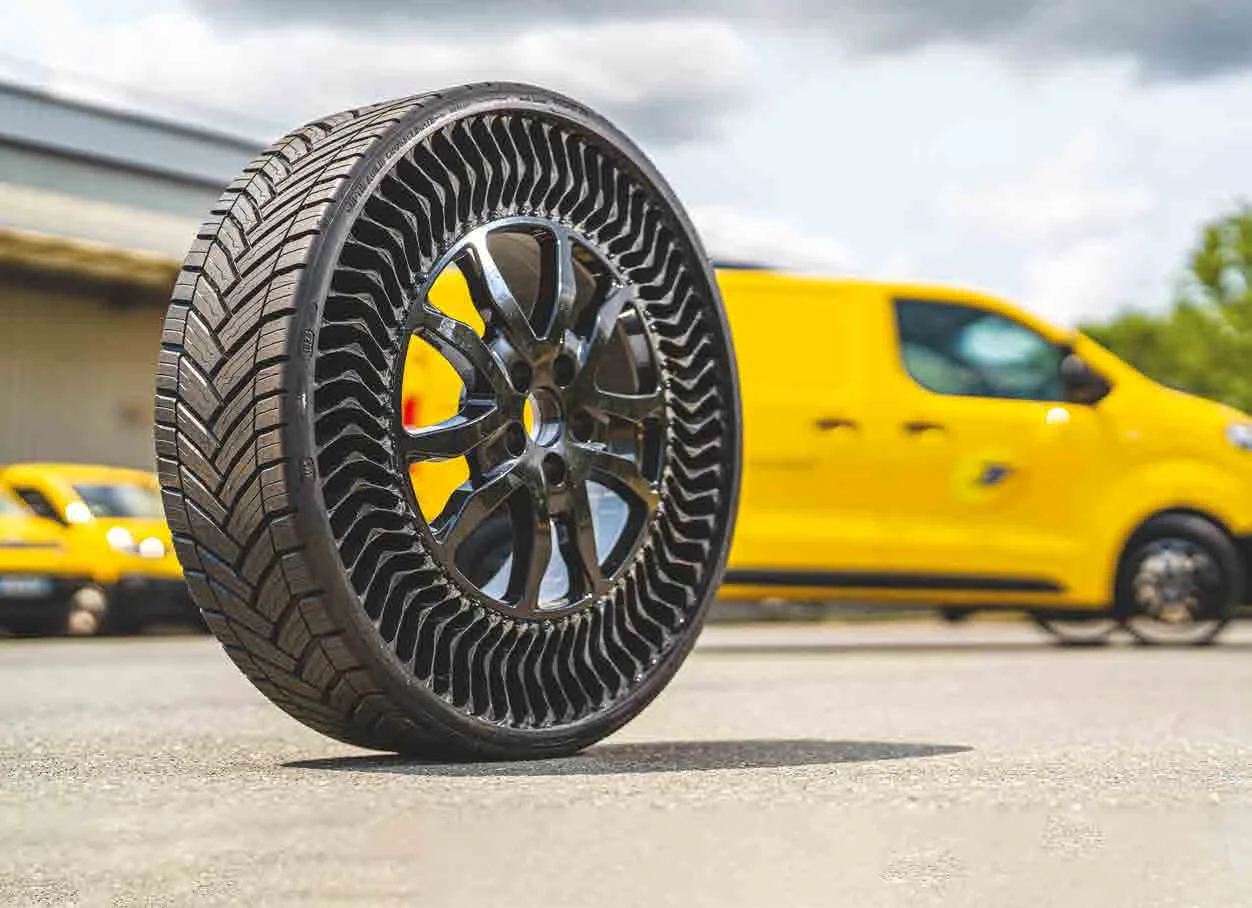Neumático sin aire de Michelin en una camioneta de reparto